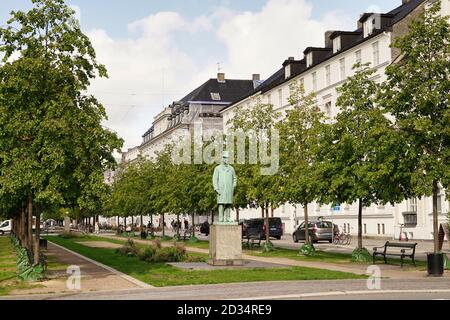 Copenhagen, statua europea di Carl Frederik Tietgen, alberi e verde Foto Stock