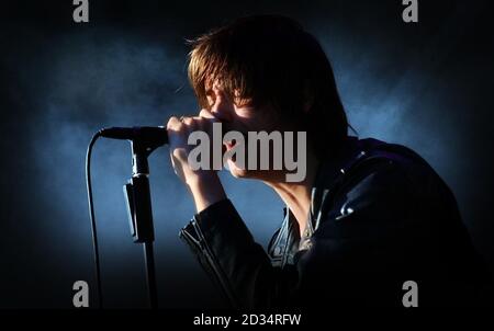 Il cantante Julian Casablancas si esibisce sul palco principale al festival musicale T in the Park di Balado, Scozia. Foto Stock