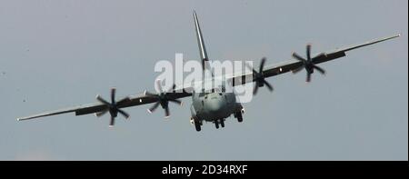 Un RAF C-130J (Hercules) durante la sua esposizione al Farnborough Airshow. Foto Stock