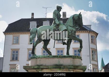 Copenaghen, Europa, statua del re Cristiano X., edificio sullo sfondo Foto Stock