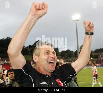 Stephen Kenny, manager di Derry City, festeggia dopo aver sconfitto l'IFK Gothenburg durante la prima partita di qualificazione della Coppa UEFA al Brandywell Stadium di Derry. Foto Stock