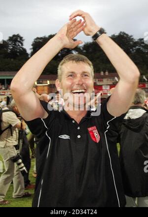 Stephen Kenny, manager di Derry City, festeggia dopo aver sconfitto l'IFK Gothenburg durante la prima partita di qualificazione della Coppa UEFA al Brandywell Stadium di Derry. Foto Stock
