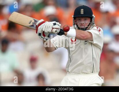 L'inglese Ian Bell gioca un colpo contro il Pakistan durante il secondo giorno della seconda partita di prova npower a Old Trafford, Manchester. Foto Stock