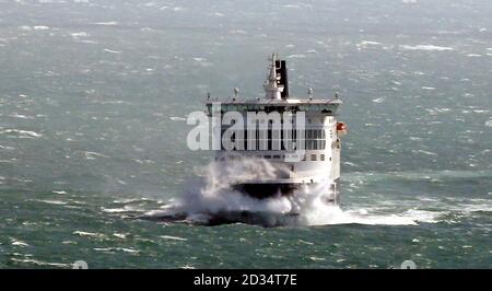 Un traghetto DFDS si blocca mediante onde come si arriva al porto di Dover in condizioni ventose. Foto Stock