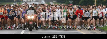 I corridori prendono parte alla corsa Adidas Frank Duffy di 10 miglia nel Phoenix Park, Dublino, Irlanda. Foto Stock