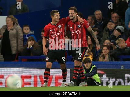 Southampton's Danny rali (destra) punteggio celebra il suo lato del primo obiettivo del gioco durante il Carabao Cup, terzo round corrispondono a Goodison Park di Liverpool. Foto Stock