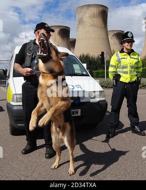 Sicurezza stretta intorno a Drax power station, la Gran Bretagna è più grande centrale a carbone stazione, vicino a Selby, North Yorkshire dove gli attivisti ambientali si raccolgono per un 'campo di azione per il clima". Foto Stock