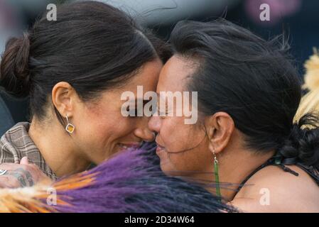 La Duchessa di Sussex riceve un hongi, un tradizionale saluto Maori, ad un ufficiale di cerimonia di benvenuto nella Government House di Wellington, il primo giorno della coppia reale il tour della Nuova Zelanda. Foto Stock