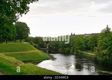 Copenhagen, Europa, vista dal bastione sull'area verde e il fossato Foto Stock