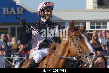 Geojimali guidato dal jockey Saleem Golam entra nel recinto vincitore dopo aver vinto la Ayr Sliver Cup totesport.com all'Ayr Racecourse. Foto Stock