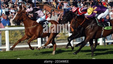 Geojimali, (a sinistra), guidato dal jockey Saleem Golam vince la Ayr Sliver Cup totesport.com all'Ayr Racecourse. Foto Stock