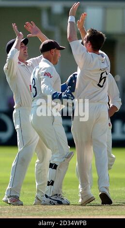 Il bowler del Sussex James Kirtley celebra il wicket del battitore Nottinghamshire Darren Bicknell, con i compagni di squadra Richard Montgomerie (a sinistra) e Mathew Prior, durante il Liverpool Victoria County Championship Match a Trent Bridge. Foto Stock