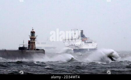 Un traghetto DFDS arriva al porto di Dover nel Kent durante venti pesanti come gli avvisi meteo per raffiche fino a 80mph e persistente pioggia sono state rilasciate per parti del Regno Unito. Foto Stock