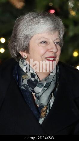 PRODOTTO ALTERNATIVO: Il primo ministro Theresa May ritorna a 10 Downing Street, Londra, dopo che i deputati conservatori hanno avuto un voto di fiducia nella sua leadership. Foto Stock