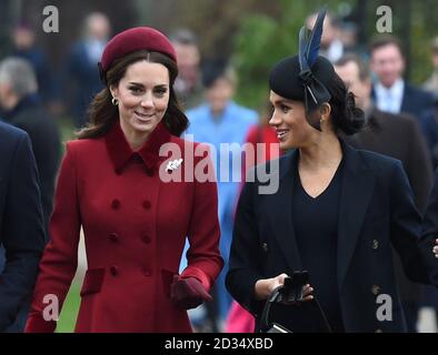 La Duchessa di Cambridge e la Duchessa di Sussex arrivando a frequentare il giorno di Natale mattina servizio in chiesa a Santa Maria Maddalena Chiesa di Sandringham, Norfolk. Foto Stock