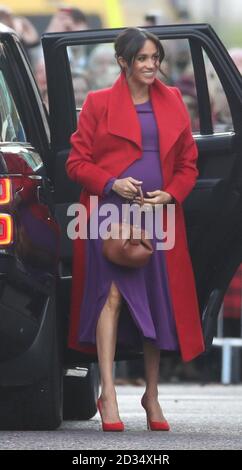 La Duchessa di Sussex, arriva in piazza Hamilton durante una visita a Birkenhead con suo marito il Duca di Sussex. Foto Stock