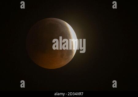 Un super sangue wolf moon over Liverpool durante un'eclisse lunare. Foto Stock