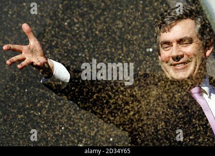 Il Cancelliere Gordon Brown apre il quinto Centro di cura del cancro Maggie presso il Victoria Hospital di Kirkcaldy, gettando i semi a terra nel giardino. Foto Stock