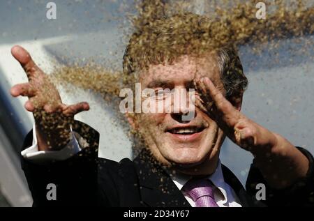 Il Cancelliere Gordon Brown apre il quinto Centro di cura del cancro Maggie presso il Victoria Hospital di Kirkcaldy, gettando i semi a terra nel giardino. Foto Stock