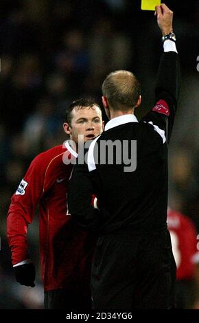 Wayne Rooney del Manchester United è prenotato dall'arbitro Mike Riley per dissenso. Foto Stock