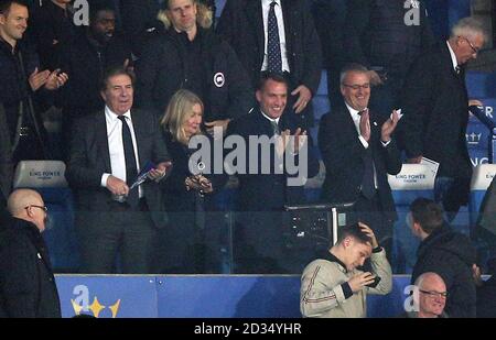 Susan Whelan, il nuovo Leicester City Manager Brendan Rodgers e il direttore della città di Leicester Jon Rudkin applaudono agli stand durante la partita della Premier League al King Power Stadium di Leicester. Foto Stock