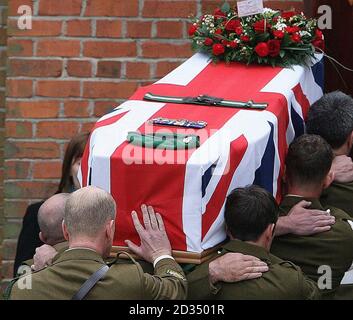 Il funerale del sergente Sharron Elliott si svolge presso la chiesa di San Lorenzo, a South Shields. Foto Stock