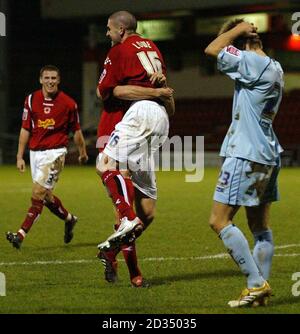 Il Crewe's Ryan Lowe festeggia dopo aver segnato contro Chesterfield durante la partita della Coca Cola League uno all'Alexandra Stadium di Crewe. Foto Stock