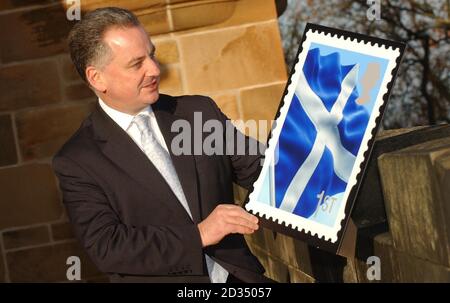 Primo ministro Jack McConnell con un nuovo francobollo con un salti, al Castello di Edimburgo. Foto Stock