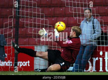 Il portiere del Queens Park Rangers Simon Royce può guardare solo come Stoke Score dal posto durante la partita del Coca-Cola Championship al Britannia Stadium di Stoke. Foto Stock