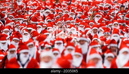 Centinaia di persone indossano abiti Santa per partecipare alla Great Scottish Santa Run, che si tiene nei Princes Street Gardens di Edimburgo. Foto Stock