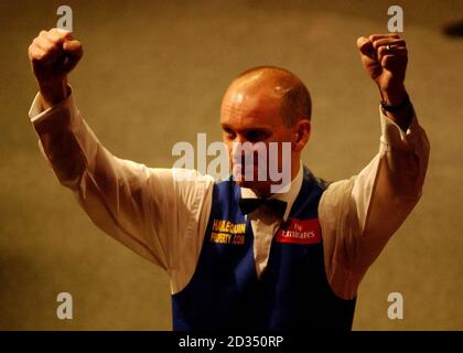 Peter Ebdon in Inghilterra celebra la sua vittoria su Stephen Hendry della Scozia dopo la finale del campionato britannico di snooker di Maplin a York. Foto Stock