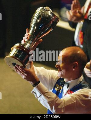 L'inglese Peter Ebdon celebra con il trofeo dopo aver battuto Stephen Hendry della Scozia nella finale del campionato britannico di snooker di Maplin allo York Barbican Center, York. Foto Stock