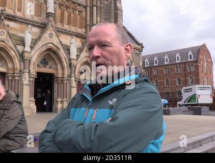 Ex prigioniero repubblicano Joe fuori dal monastero di Clonard durante un tour a piedi delle Lower Falls, come parte di una nuova esperienza per i visitatori offerta dall'ex Crumlin Road Gaol Turned Museum. Foto Stock