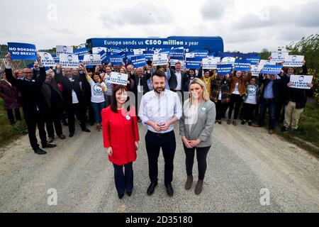 Leader SDLP Colonna Eastwood (al centro) con sua moglie Rachael Parkes (a destra), collega di partito Nichola Padre Mallon ha (sinistra) e sostenitori contribuire a lanciare il suo tentativo di prendere uno dei tre nord sedi irlandese alle elezioni del Parlamento europeo del 23 maggio. Foto Stock