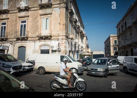 Il traffico è Ortigia, città di Siracusa, parte vecchia penisola. Ortigia è un'isola della città siciliana di Siracusa, sulla quale si trova il centro storico della città Foto Stock