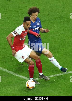 Pierre-Emerick Aubageyang (a sinistra) dell'Arsenal e David Luiz di Chelsea combattono per la palla durante la finale della UEFA Europa League allo Stadio Olimpico di Baku, Azerbaigian. Foto Stock