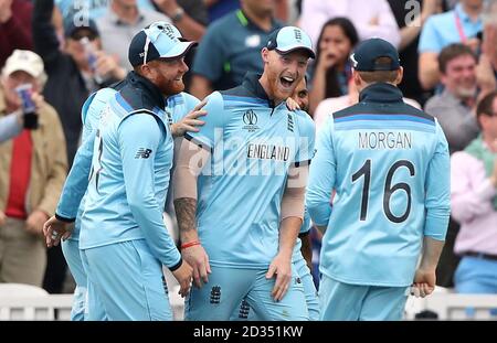 L'Inghilterra del Ben Stokes (centro) celebra la cattura del Sud Africa Andile Phehlukwayo con compagni di squadra durante la ICC Cricket World Cup group stage corrispondono al ovale, Londra. Foto Stock