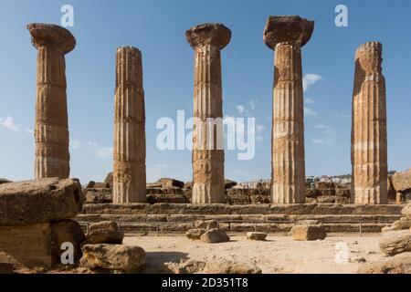 La Valle dei Templi, il Tempio di Eracle è un antico tempio greco nell'antica città di Akragas, situato nella Valle dei Templi ad Agrige Foto Stock