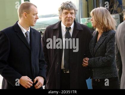 Andy Night (a sinistra) e Graham Knight (al centro), il fratello e padre del sergente Benjamin Knight, morto in un incidente aereo in Afghanistan, arrivano a un servizio commemorativo per 14 aerei britannici morti quando il loro aereo si è schiantato in Afghanistan, a RAF Kinloss in Scozia. Foto Stock