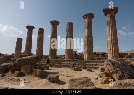 La Valle dei Templi, il Tempio di Eracle è un antico tempio greco nell'antica città di Akragas, situato nella Valle dei Templi ad Agrige Foto Stock