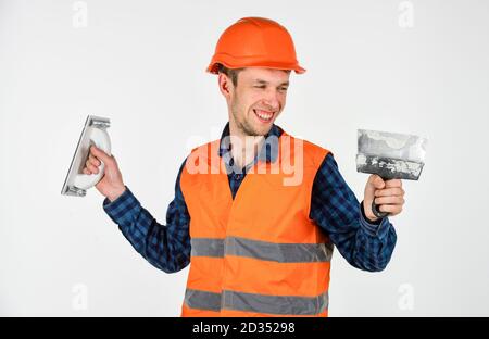 architetto esperto riparazione e riparazione. ingegnere carriera lavoratore. attrezzi per la riparazione. giovane uomo in elmetto. uomo costruttore uso spatola. professionista riparatore in casco. costruzione e sviluppo. Foto Stock