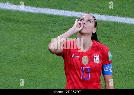 Stati Uniti d'America Alex Morgan festeggia segnando il suo lato il secondo obiettivo del gioco durante il FIFA Coppa del Mondo Donne Semi finale corrispondono allo Stade de Lyon. Foto Stock