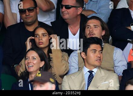 HANA Cross e Brooklyn Beckham sul campo centrale per le finali maschili il tredici giorni dei campionati di Wimbledon all'All England Lawn Tennis and Croquet Club, Wimbledon. Foto Stock