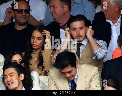 Hana Croce e Brooklyn Beckham sul Centre Court per gli uomini finali il giorno tredici dei campionati di Wimbledon al All England Lawn Tennis e Croquet Club, Wimbledon. Foto Stock