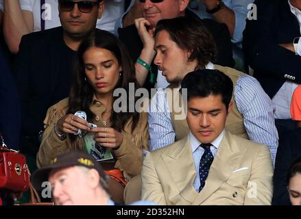 HANA Cross e Brooklyn Beckham sul campo centrale per le finali maschili il tredici giorni dei campionati di Wimbledon all'All England Lawn Tennis and Croquet Club, Wimbledon. Foto Stock