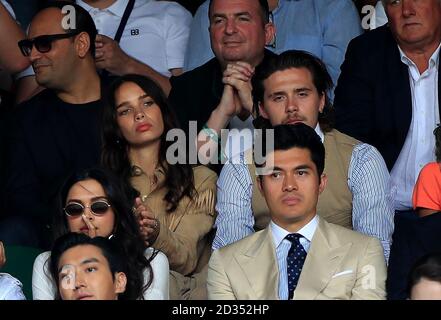 HANA Cross e Brooklyn Beckham sul campo centrale per le finali maschili il tredici giorni dei campionati di Wimbledon all'All England Lawn Tennis and Croquet Club, Wimbledon. Foto Stock