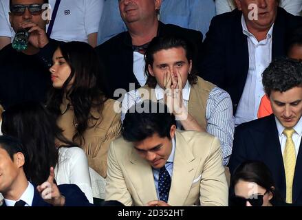 Hana Croce e Brooklyn Beckham sul Centre Court per gli uomini finali il giorno tredici dei campionati di Wimbledon al All England Lawn Tennis e Croquet Club, Wimbledon. Foto Stock