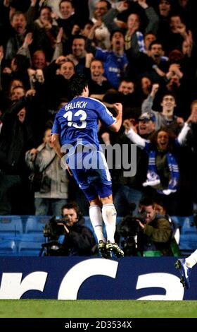 Michael Ballack di Chelsea celebra il suo obiettivo. Foto Stock