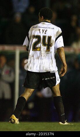 Il Tyrone Myars della contea di Derby, che si trova sul retro della sua camicia dopo essere stato dispensato dalla Football League. Foto Stock
