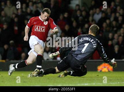 Mark Schwarzer di Middlesbrough salva ai piedi del Wayne Rooney di Manchester United durante il quarto di riproduzione finale della fa Cup a Old Trafford, Manchester. Foto Stock